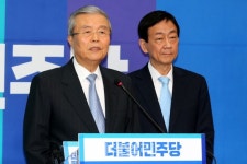 [포토]김종인 대표와 나라히 선 진영 의원