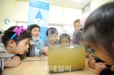 [포토]초록우산어린이재단, 세계 물의 날 맞아 흙탕물 정수 체험 행사 진행