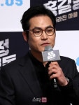 [포토]인사말하는 배우 김성균