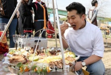 [포토]럭셔리 캠핑요리 심사하는 이원일 셰프