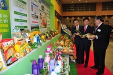 [포토]하나로마트 PB 상품을 둘러보는 김병원 농협중앙회장