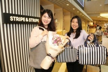 [포토]AK플라자, 분당점에 스트라이프 디자인 매장 오픈