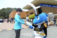 [포토]나도 멋진 해군..어린이날 해군사관학교 공개 행사