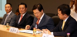암웨이 IBO 김형철 | [포토]협약서에 사인하는 김형철 이데일리 사장
