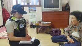 골목 누비는 문안순찰 전담경찰관에… 주민들 이웃같은 경찰