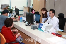 [포토]박겸수 강북구청장, 일일동장 되다-2