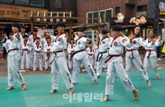 [포토] 블랙야크강태선나눔재단 아동 노동 반대의 날 퍼포먼스2