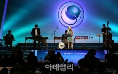 [포토]만찬 공연하는 비브라폰 재즈밴드 굿펠리스