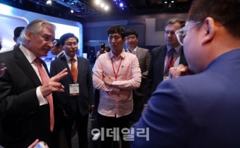 [포토]대화 나누는 제롬 글렌 회장과 김대식 교수