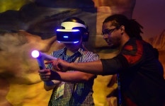 [포토] E3 2016 개막, 플레이스테이션 VR 착용하고 게임 중