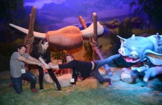 [포토] E3 2016, 젤다의 멧돼지에게 물린 배우 제이크 맥더맨