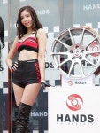 [포토] 핸즈코퍼레이션의 알로이 휠과 함께 포토 타임에 나선 레이싱 모델 김보라