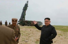 [최성근의 흑자상식]北 미사일 도발, 김정은 폭죽 사랑 때문일까