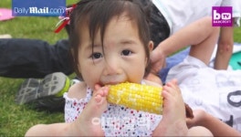 두 팔 없이 태어난 7세 소녀가 사는 법