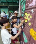 [포토] 사진찍는 한국암웨이 박세준 대표 - 분당 오리초등학교 공공미술 프로젝트