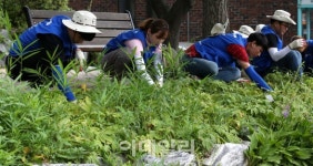 [포토]행복공감봉사단원들, 내 집처럼 깨끗이