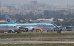 제주공항 앞바퀴 펑크사고 부상자 없어…사고원인 파악중