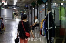 [포토]하계 휴가 맞아 한산한 동대문스포츠지하쇼핑센터