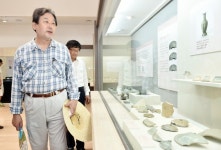 [포토]강진청자축제장 둘러보는 김무성 전 대표