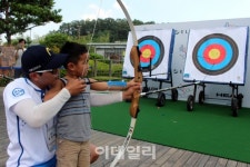 [포토] 코오롱 꿈나무 양궁교실 체험