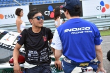 [포토] [슈퍼레이스 나이트 레이스] 최명길과 대화하는 투케이바디 김장래