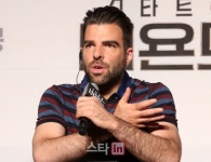 [포토]인사말하는 할리우드 배우 재커리 퀸토