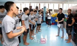 [포토]한국 학생들과 이야기 나누는 BJ 펜