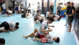 [포토]한국 학생들에게 자신의 기술 전하는 BJ 펜