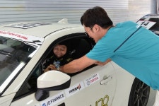 [포토] [핸즈 페스티벌] 영 모터스 홍성경의 경기 준비를 돕는 동생 홍성규