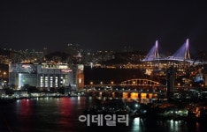 [여행] 묘지 위 지은 집…피란수도 부산 속살 보다