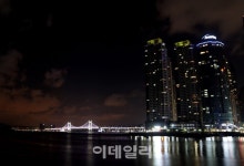 [여행] 묘지 위 지은 집…피란수도 부산 속살 보다