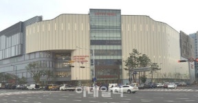 롯데몰 진주점 오픈..백화점+아울렛+대형마트 결합