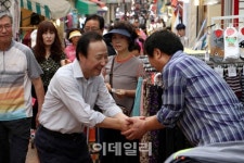 [포토] 인천 남구 전통시장, 올해 온누리상품권 매출 50% 증가 - 홍일표의원