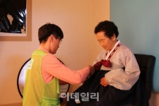 [포토]어르신 건강하게 오래오래 사세요!, 농협재단 장학생 봉사단 효도사진 봉사-2