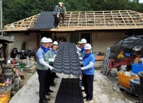 [포토] 농협, 사랑의 집 고치기 농가희망봉사단 봉사 활동