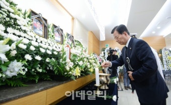 한민구 국방장관, 해군 헬기 사고 순직 장병 빈소 조문