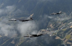 北 美 폭격기 B-1B 한반도 출격은 허세..김정은, 여유롭게 농장 시찰