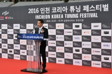 [포토] [튜닝 페스티벌] 튜닝 산업의 발전을 위해 개회사를 하는 한국자동차튜닝협회 승현...