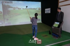 골프존-골프존카운티, 경북 청통초에 골프 시뮬레이터 2대 기증