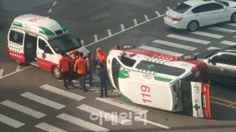 강남 도산공원사거리 119 구급차 전복 사고