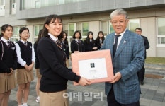 최신원 SK네트웍스 회장, 파주 한민고에 장학금 2억원 후원