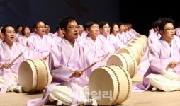 [포토] 크라운-해태제과, ‘제12회 창신제’ 고고천변 떼창