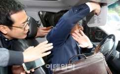 [포토]김형수 전 미르재단 이사장, 취재진 질문에 묵묵부답