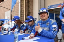 [포토] [슈퍼레이스] 팬사인회 도중 카메라를 향해 포즈를 취한 황진우