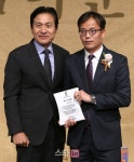 [포토]봉종복 명보아트홀 대표, 제 6회 아름다운 예술인상 시상식에서 공로 감사패 수상
