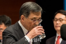 [포토]삼성전자 주주총회에서 물 마시는 권오현 부회장
