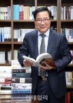 [명사의 서가]①`가치투자 전도사` 이상진 "자본주의 알면 투자가 보인다"