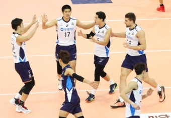 '초반 돌풍' 우리카드, 한국전력 꺾고 단독선두 도약