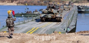 [포토]기계화부대 가는 길에 장애물은 없다