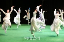 아픈 세상 치유하는 신명나는 춤판